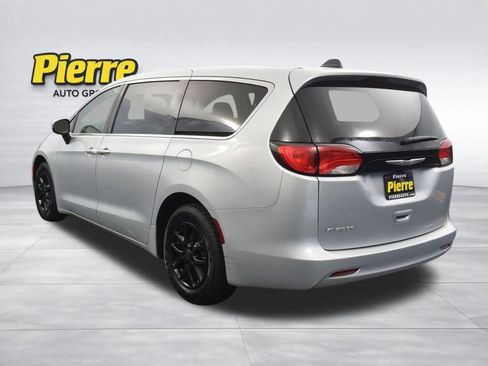 Used 2022 Chrysler Voyager LX FWD image 2