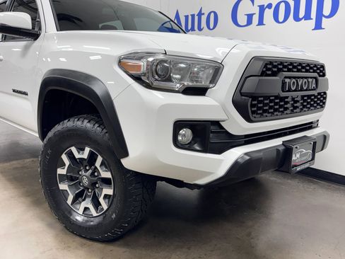 Used 2017 Toyota Tacoma TRD Off-Road w/ Premium & Technology Package AWD/4WD image 24