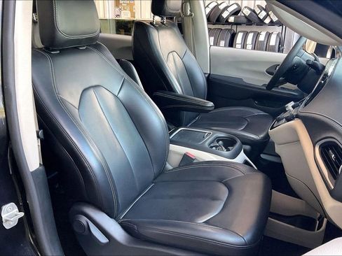 Used 2023 Chrysler Pacifica Touring-L FWD image 24
