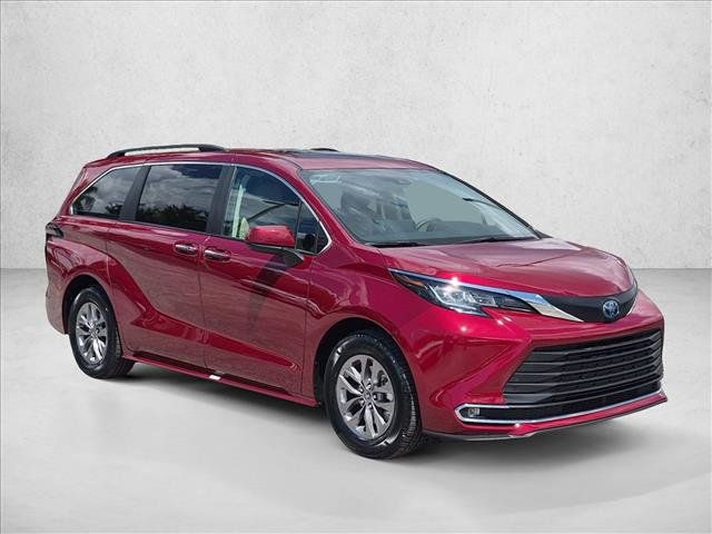 Used 2023 Toyota Sienna XLE FWD image 3