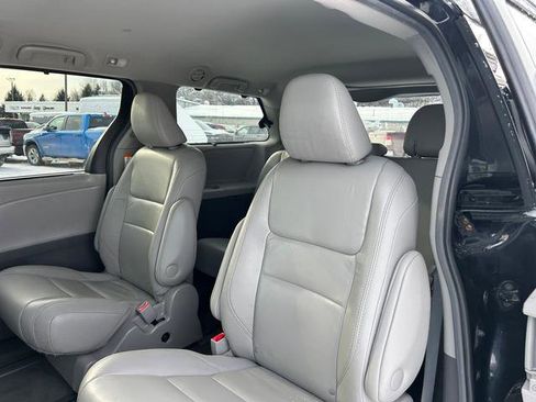 Used 2017 Toyota Sienna XLE image 10