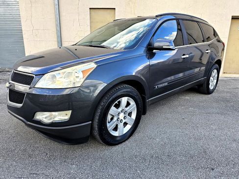 Used 2009 Chevrolet Traverse LT image 2