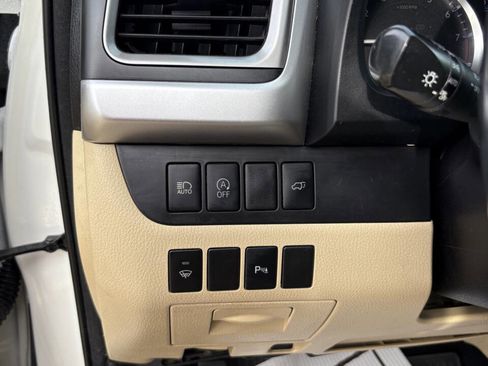 Used 2017 Toyota Highlander AWD V6 image 12