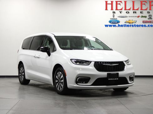 Used 2024 Chrysler Pacifica Select FWD image 1