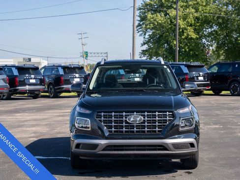 Used 2024 Hyundai Venue SEL image 2