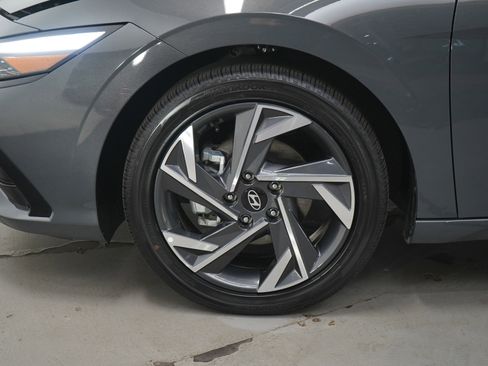 Used 2025 Hyundai Elantra SEL image 26