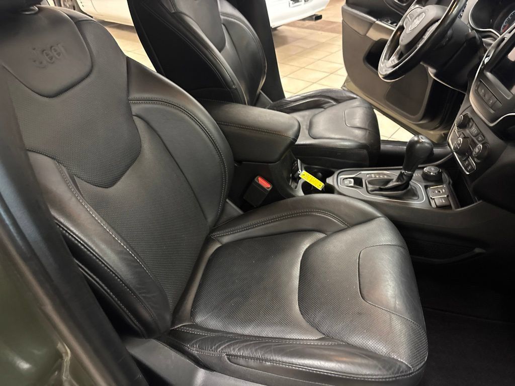 Used 2021 Jeep Cherokee Latitude Lux w/ Comfort/Convenience Group AWD/4WD image 35