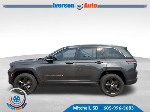 Used 2023 Jeep Grand Cherokee Limited w/ Trailer Tow Prep Group (B) AWD/4WD image 3