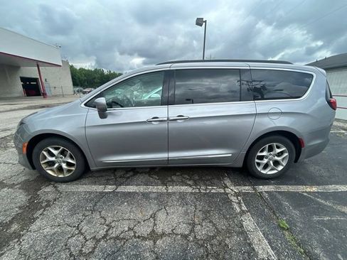 Used 2017 Chrysler Pacifica Touring FWD image 2