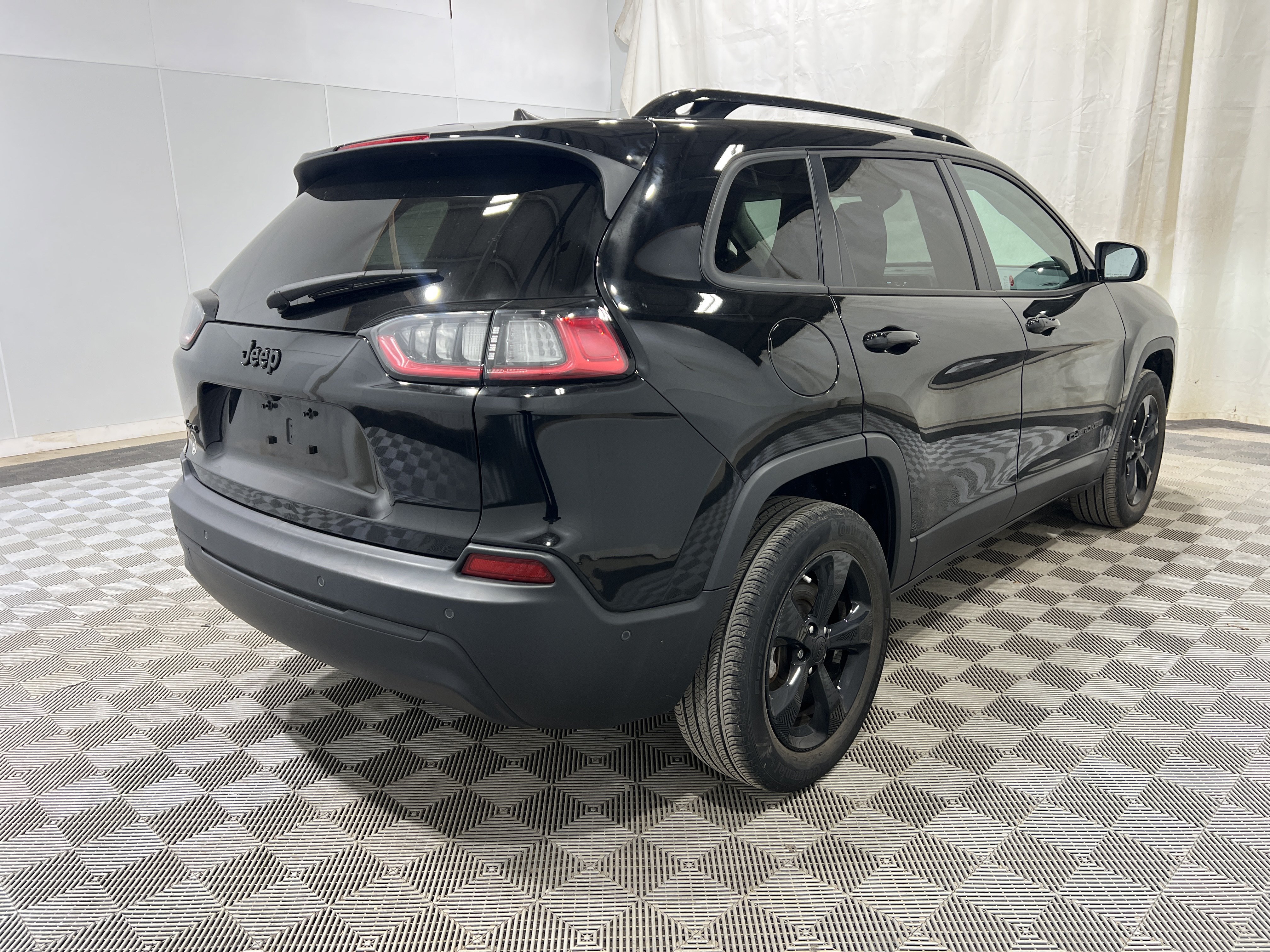 Used 2023 Jeep Cherokee Altitude Lux w/ Elite Group AWD/4WD image 3