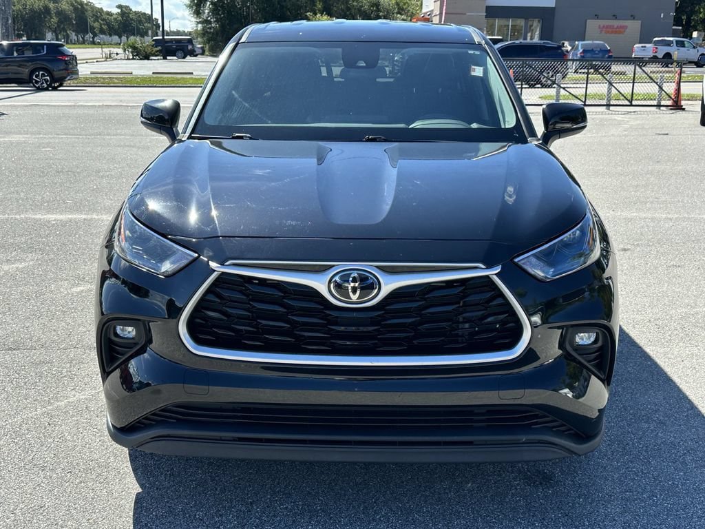 Used 2022 Toyota Highlander LE FWD image 3