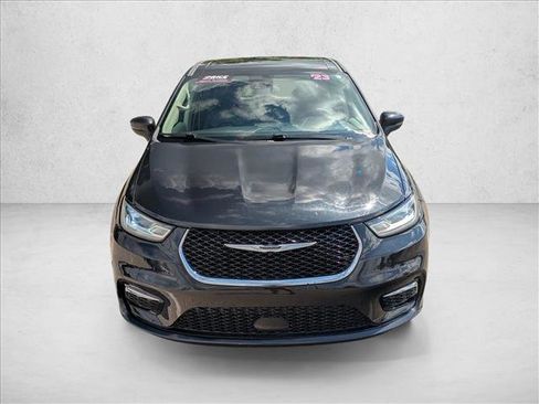Used 2023 Chrysler Pacifica Touring-L FWD image 2