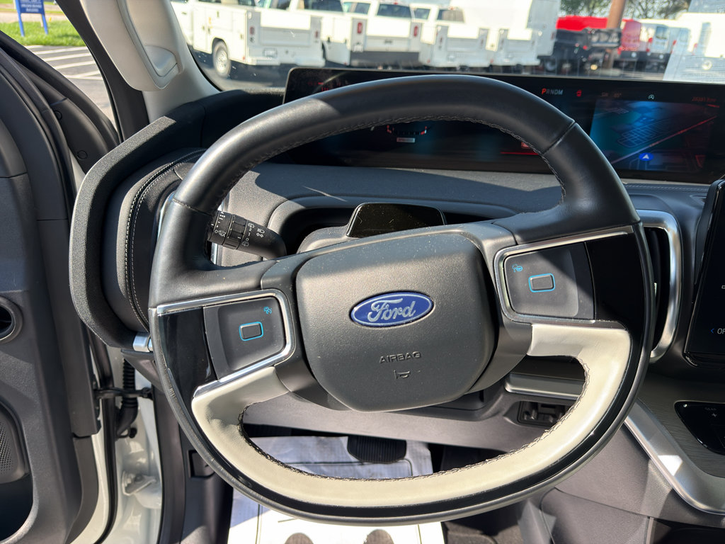 Used 2025 Ford Expedition Platinum w/ Driver's Package AWD/4WD image 13
