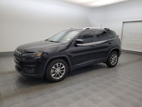 Used 2019 Jeep Cherokee Latitude Plus FWD image 2