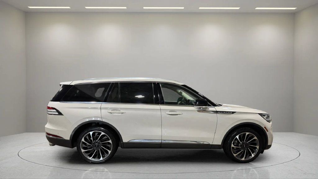 Used 2023 Lincoln Aviator Reserve w/ Equipment Group 201A AWD/4WD image 2
