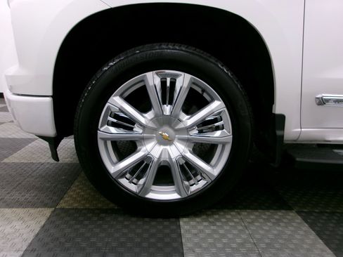 Used 2024 Chevrolet Silverado 1500 High Country w/ High Country Premium Package AWD/4WD image 17