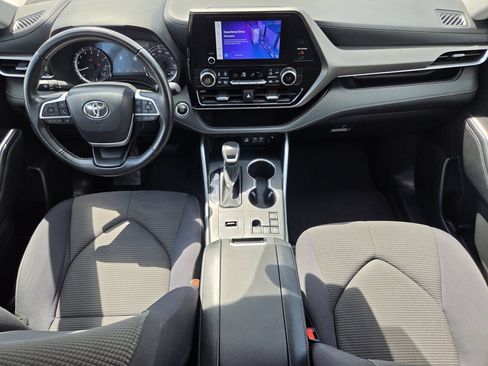 Used 2025 Toyota Highlander LE FWD image 13