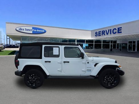 Used 2022 Jeep Wrangler Unlimited Sahara w/ Cold Weather Group AWD/4WD image 9