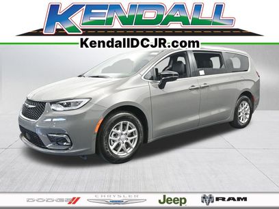New 2025 Chrysler Pacifica Select w/ Uconnect Theater Family Group