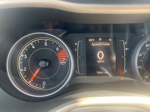 Used 2016 Jeep Cherokee Latitude w/ Cold Weather Group AWD/4WD image 5