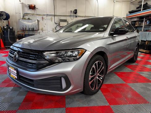 Used 2023 Volkswagen Jetta Sport image 3