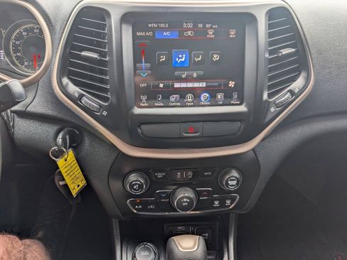 Used 2016 Jeep Cherokee Latitude w/ Cold Weather Group AWD/4WD image 15