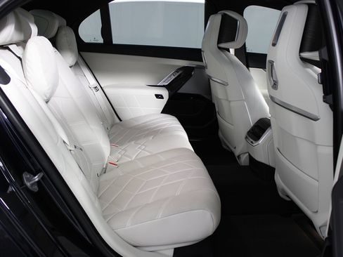 Used 2023 BMW i7 xDrive60 AWD/4WD image 37