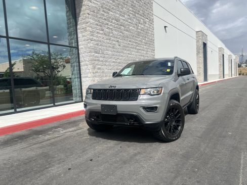 Used 2019 Jeep Grand Cherokee Laredo image 4