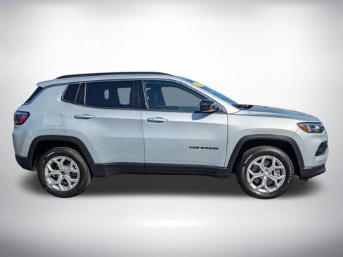 Used 2024 Jeep Compass Latitude AWD/4WD image 3