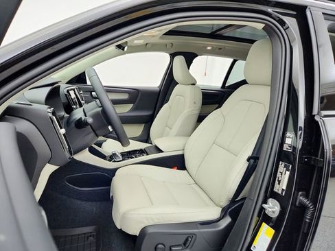 New 2026 Volvo XC40 B5 Plus w/ Climate Package image 17