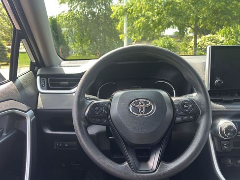 Used 2025 Toyota RAV4 LE AWD/4WD image 31