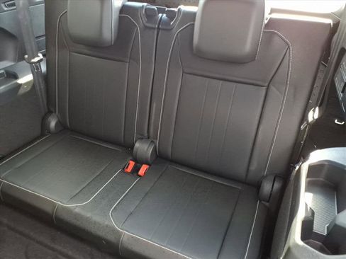 Certified 2022 Volkswagen Tiguan SE R-Line image 24