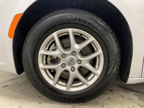 Used 2024 Chrysler Pacifica Touring-L FWD image 20