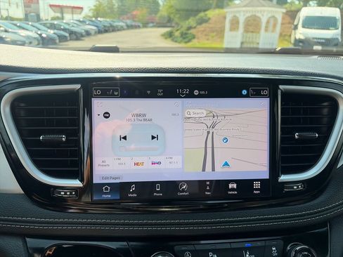 Used 2025 Chrysler Pacifica Limited FWD image 19