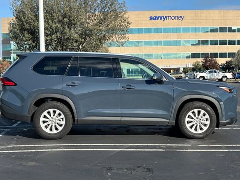 Used 2024 Toyota Grand Highlander XLE image 3