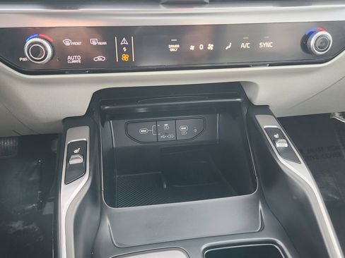 Certified 2025 Kia Sorento EX image 24