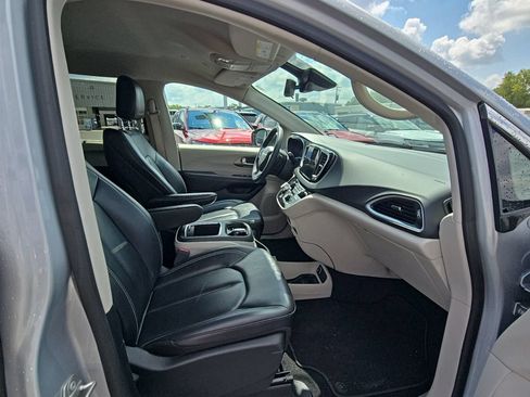 Used 2023 Chrysler Pacifica Touring-L FWD image 44