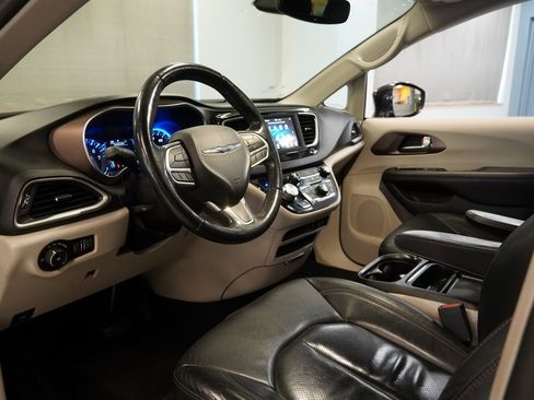 Used 2019 Chrysler Pacifica Touring-L image 6
