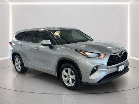 Used 2020 Toyota Highlander LE AWD/4WD image 8