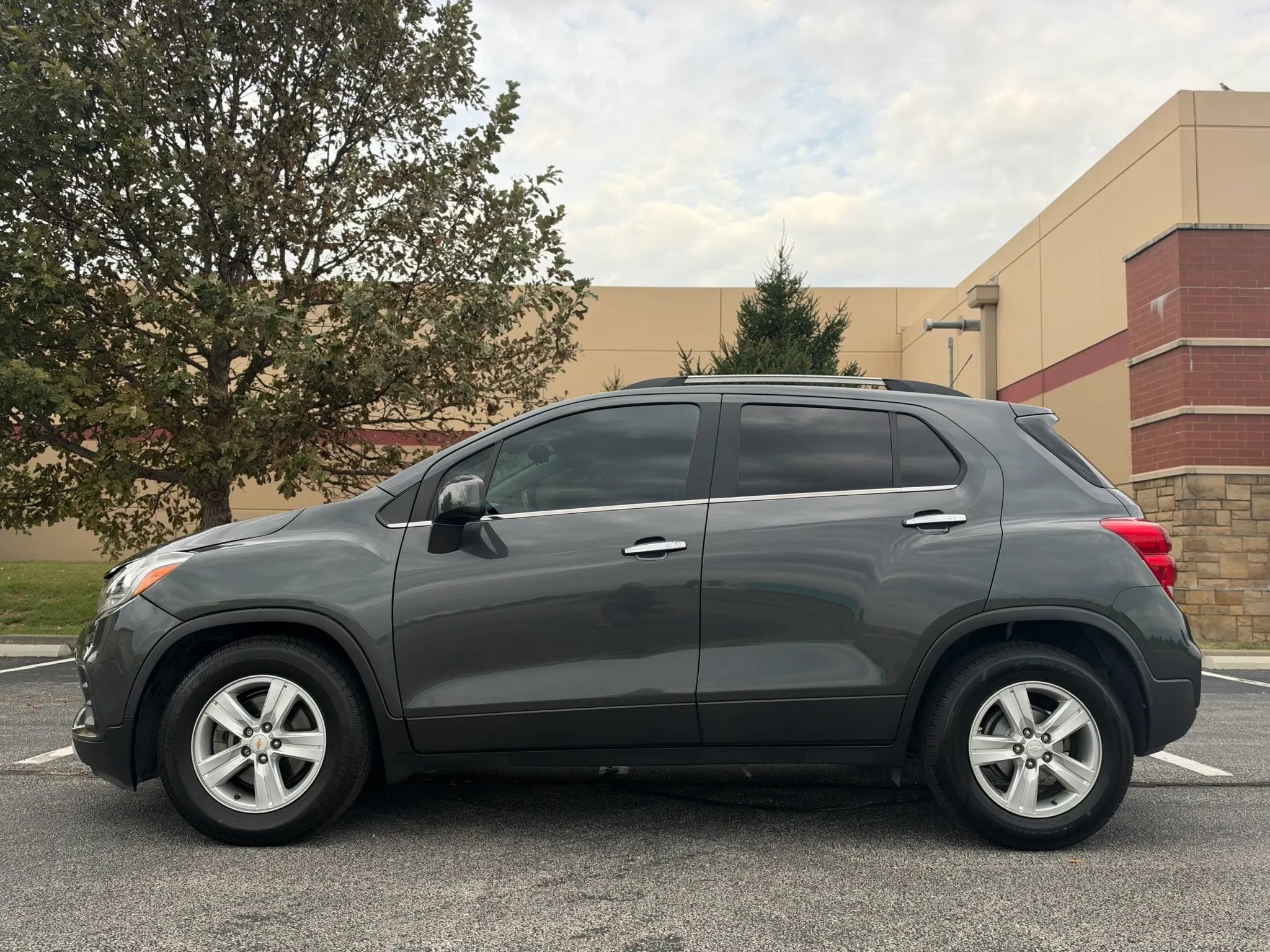 Used 2017 Chevrolet Trax LT w/ LT Convenience Package FWD image 2