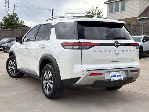Used 2024 Nissan Pathfinder SL FWD image 3
