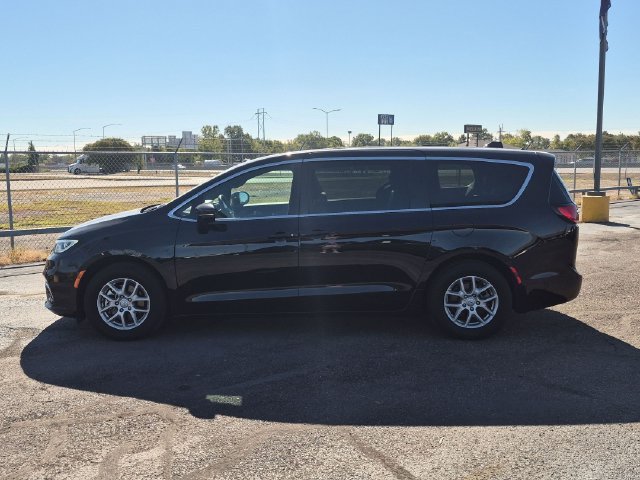 Used 2026 Chrysler Pacifica Select FWD image 4