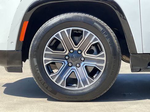 Used 2024 Jeep Wagoneer Series II w/ Flexible Seating Group RWD image 29