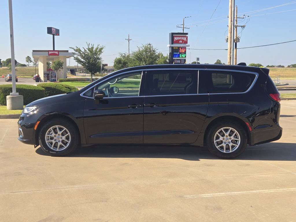 Used 2024 Chrysler Pacifica Touring-L FWD image 4