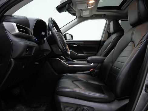 Used 2021 Toyota Highlander XLE image 13