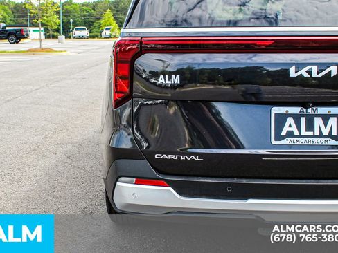 Used 2025 Kia Carnival FWD image 13