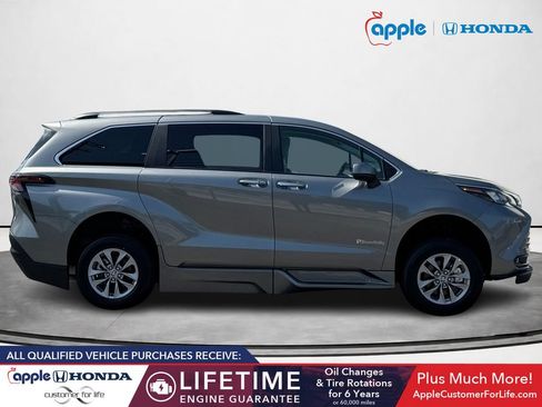 Used 2026 Toyota Sienna XLE FWD image 2