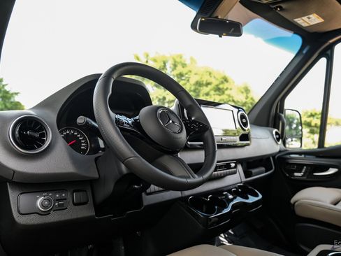 Used 2025 Mercedes-Benz Sprinter 2500 image 31