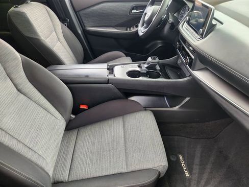 Used 2023 Nissan Rogue SV image 10