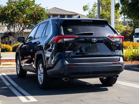 Used 2019 Toyota RAV4 XLE w/ Convenience Package FWD image 4